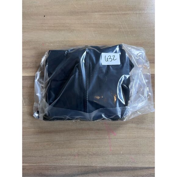 Fashion nova workout jacket size, extra small black with thumb holes  - Picture 5 of 5